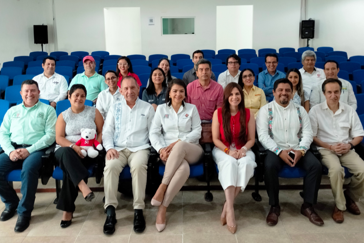 Presentación del póster institucional y convenios de descuentos del Consorcio Empresarial por Universidad de Oriente Poza Rica