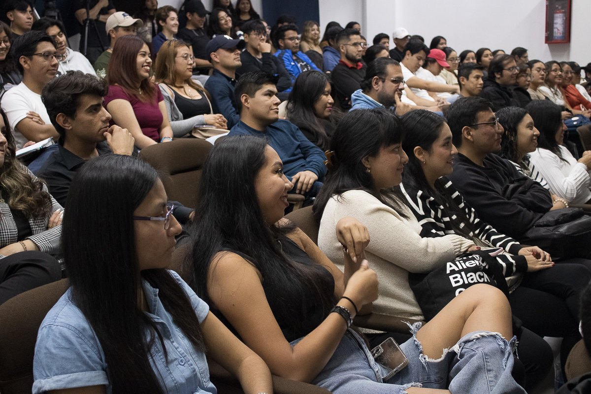 Conferencia "El poder de los negocios" en Universidad de Oriente Puebla