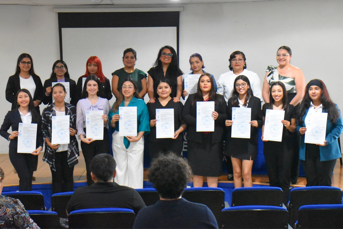 Universidad de Oriente Poza Rica entrega títulos a egresados