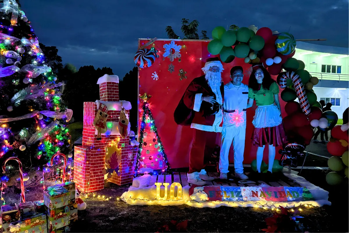 Universidad de Oriente Poza Rica celebra el encendido del pino y villas navideñas